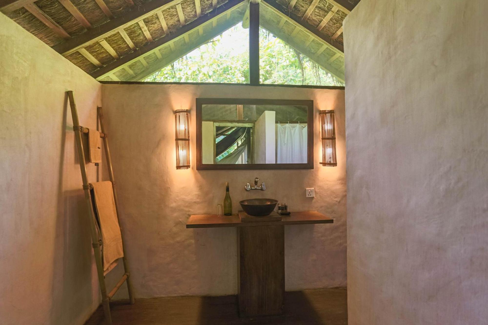 צ'יטוואן Tiger Tops Tharu Lodge מראה חיצוני תמונה