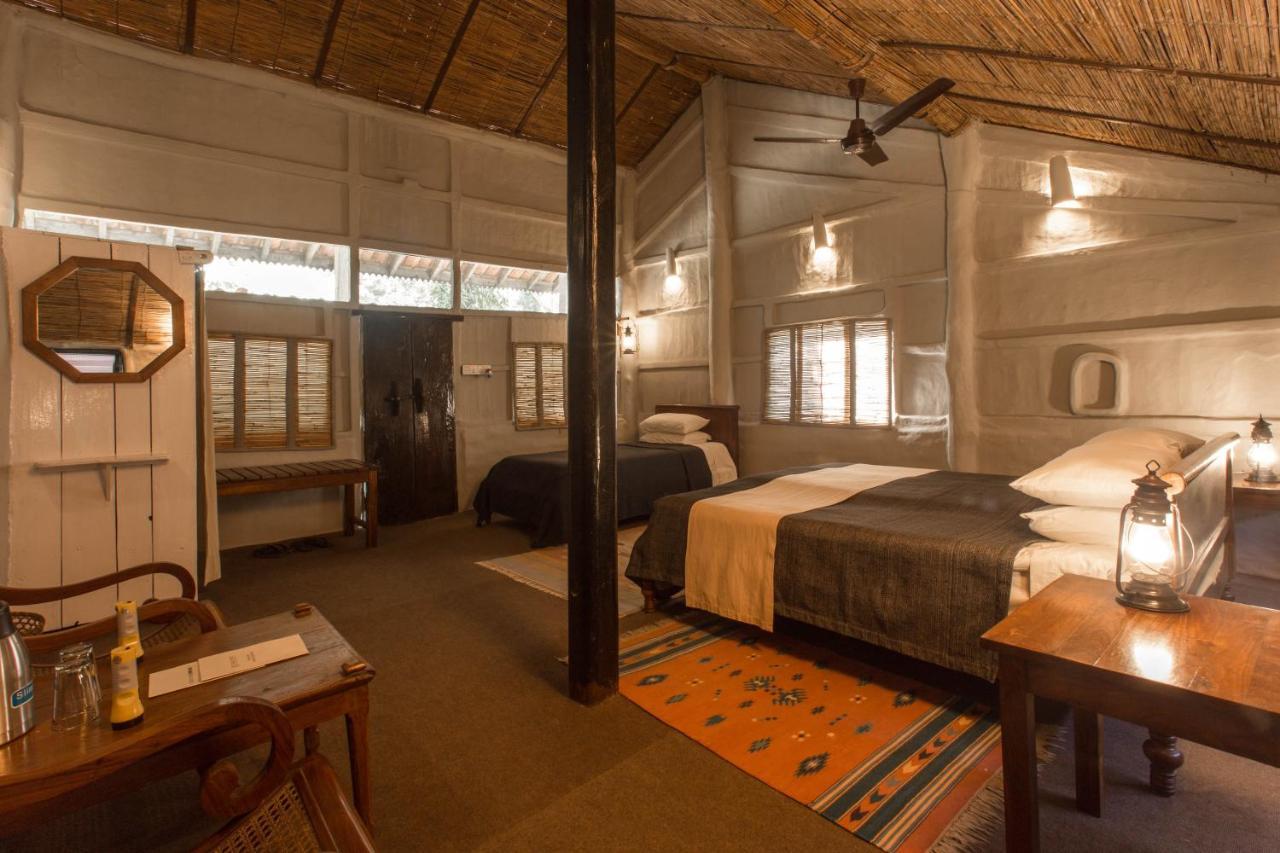 צ'יטוואן Tiger Tops Tharu Lodge מראה חיצוני תמונה