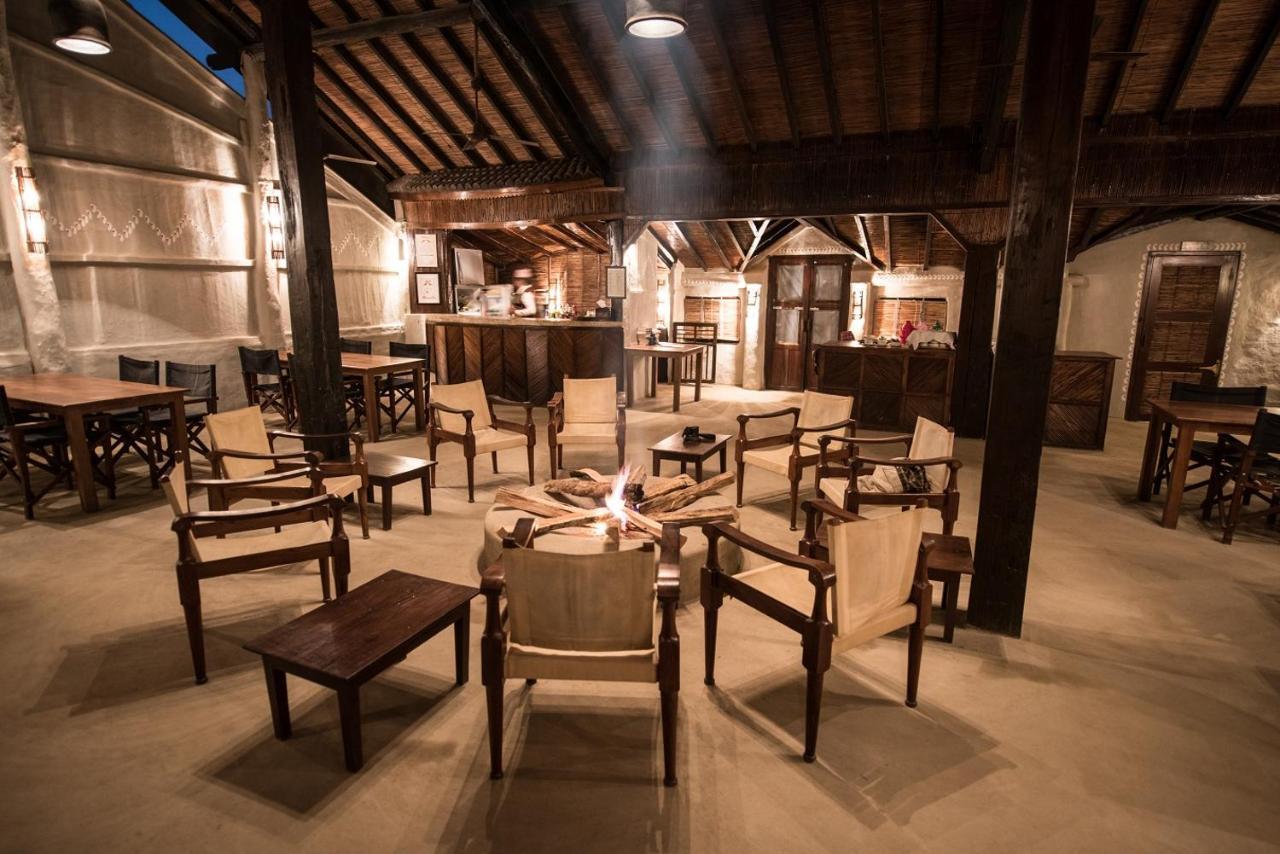 צ'יטוואן Tiger Tops Tharu Lodge מראה חיצוני תמונה